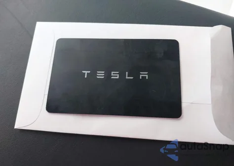 2021 Tesla Model Y Long Range Dual Motor All-Wheel Drive z USA, uszkodzony, nr VIN 5YJYGDEE7MF302547